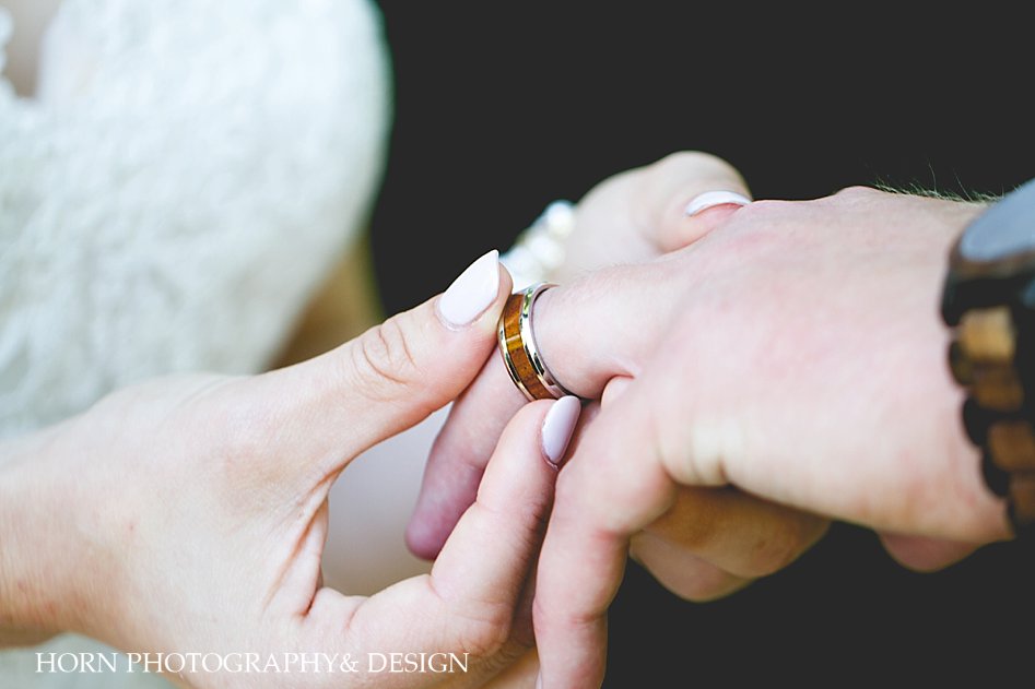 Photo tip exchange wedding ring